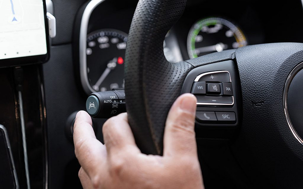 How to Effectively Use Adaptive Cruise Control: A Step-by-Step Guide for Safer Driving