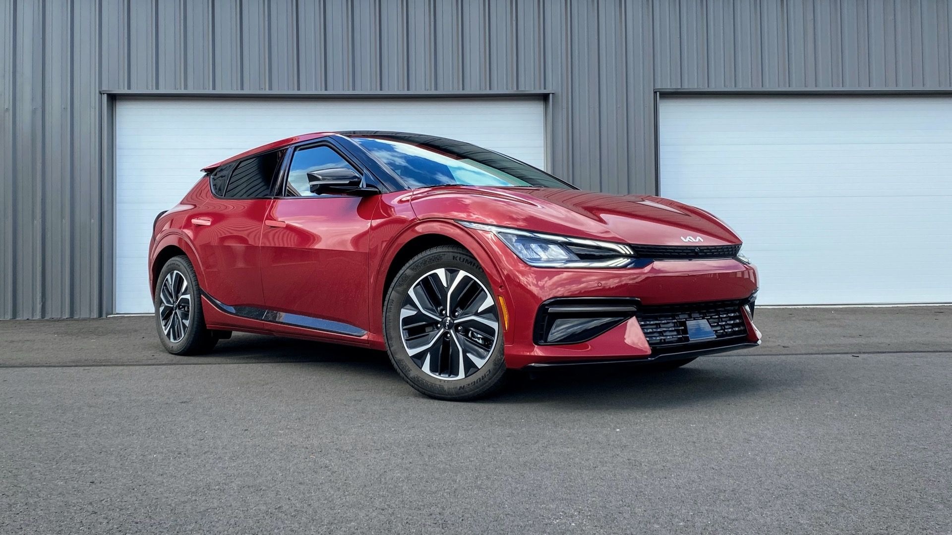 2022 Kia EV6 Surpasses Hyundai Ioniq 5 with Impressive 310-Mile EPA Range