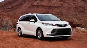 2023 Toyota Sienna Stands Out as Top Minivan for Advanced Seat Belt Reminder Technology, Says IIHS