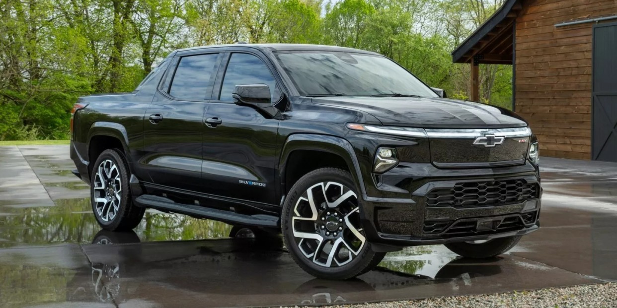 2025 Chevrolet Silverado EV RST Adds Innovative Sidewinder Crab-Walk Feature