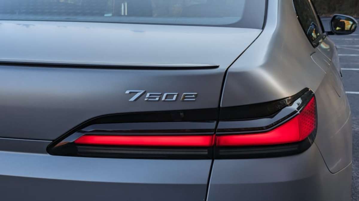 2024 BMW 750e xDrive Plug-In Hybrid: 5 Advantages and 4 Drawbacks